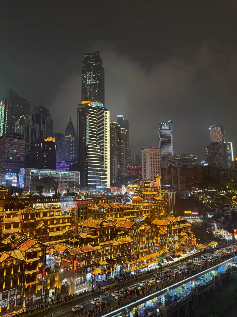 Hongyadong iluminado, uno de los rincones más fotogénicos de Chongqing.