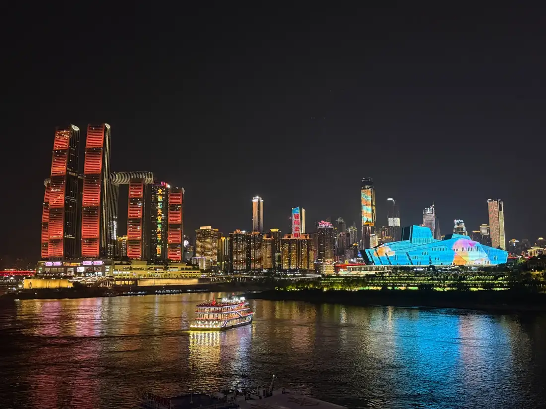Skyline nocturno de Chongqing desde la ribera del río.